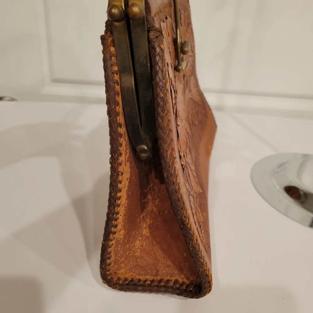 VINTAGE LEATHER HAND TOOLED PURSE WITH SUEDE INTERIOR. BRASS HARDWARE - Picture 11 of 15